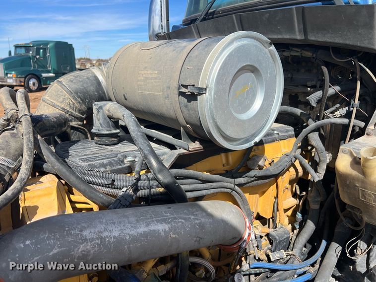 image for item ED2479 2004 Kenworth T600 semi truck