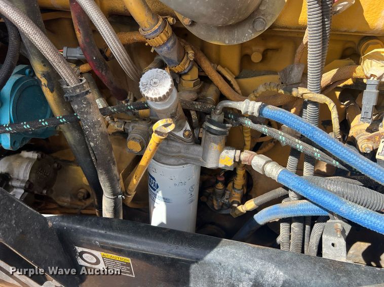 image for item ED2479 2004 Kenworth T600 semi truck