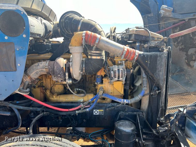 image for item ED2479 2004 Kenworth T600 semi truck