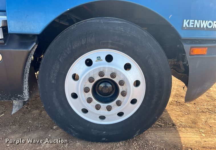 image for item ED2479 2004 Kenworth T600 semi truck
