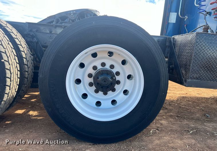 image for item ED2479 2004 Kenworth T600 semi truck