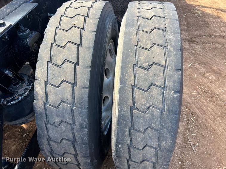 image for item ED2479 2004 Kenworth T600 semi truck