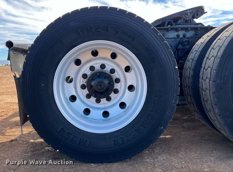 image for item ED2479 2004 Kenworth T600 semi truck