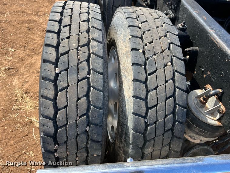 image for item ED2479 2004 Kenworth T600 semi truck