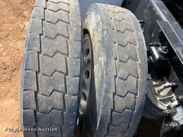 image for item ED2479 2004 Kenworth T600 semi truck