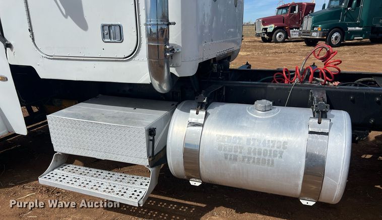 image for item ED2480 1999 Freightliner FLD semi truck