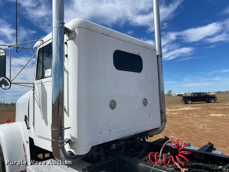 image for item ED2480 1999 Freightliner FLD semi truck