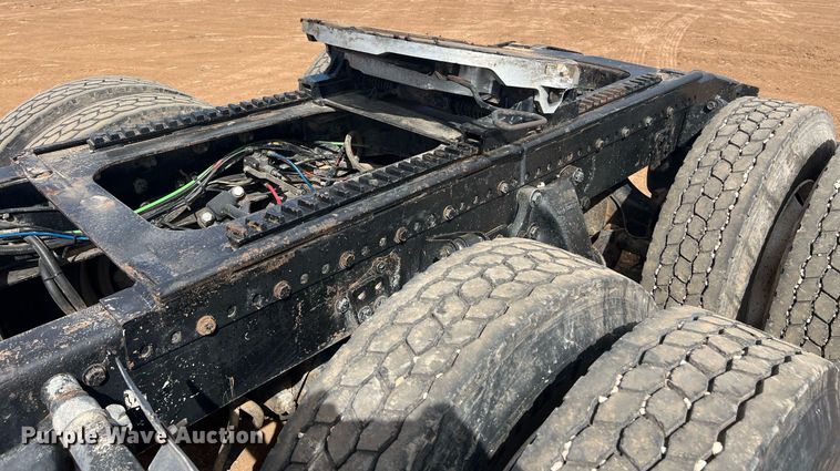 image for item ED2480 1999 Freightliner FLD semi truck