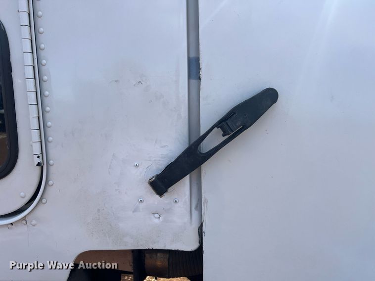 image for item ED2480 1999 Freightliner FLD semi truck