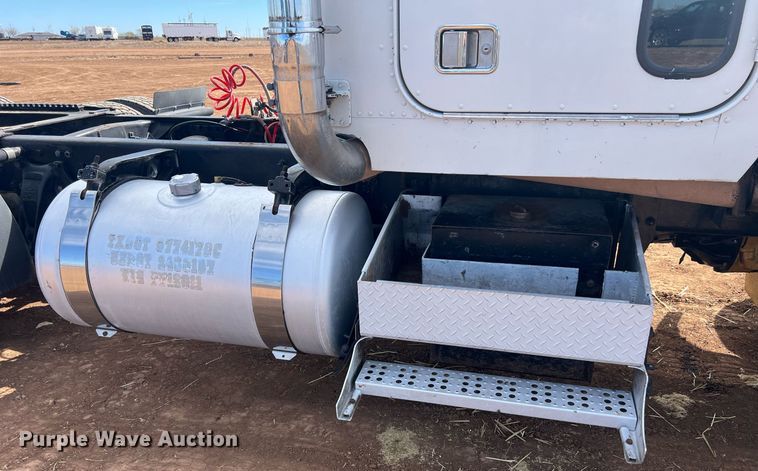 image for item ED2480 1999 Freightliner FLD semi truck