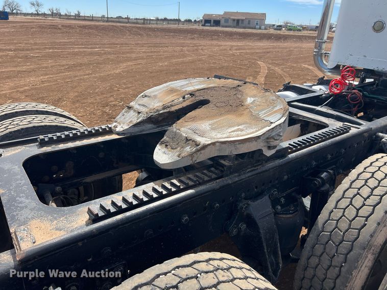 image for item ED2480 1999 Freightliner FLD semi truck