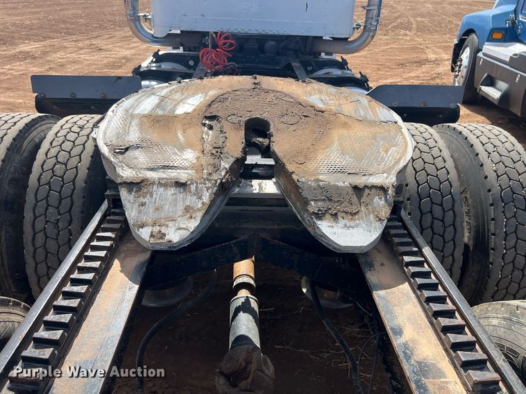 image for item ED2480 1999 Freightliner FLD semi truck