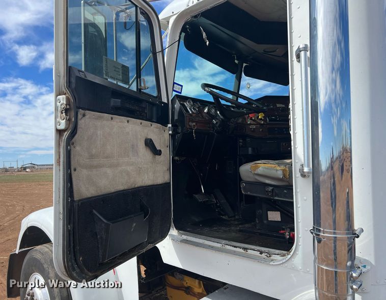 image for item ED2480 1999 Freightliner FLD semi truck