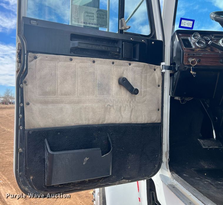 image for item ED2480 1999 Freightliner FLD semi truck