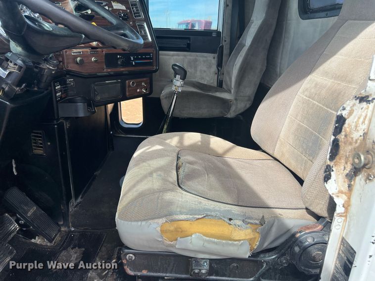 image for item ED2480 1999 Freightliner FLD semi truck