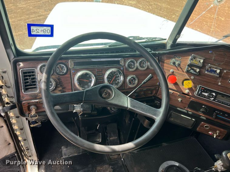 image for item ED2480 1999 Freightliner FLD semi truck