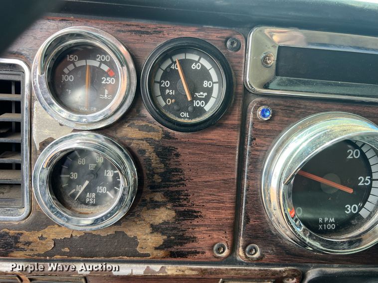 image for item ED2480 1999 Freightliner FLD semi truck