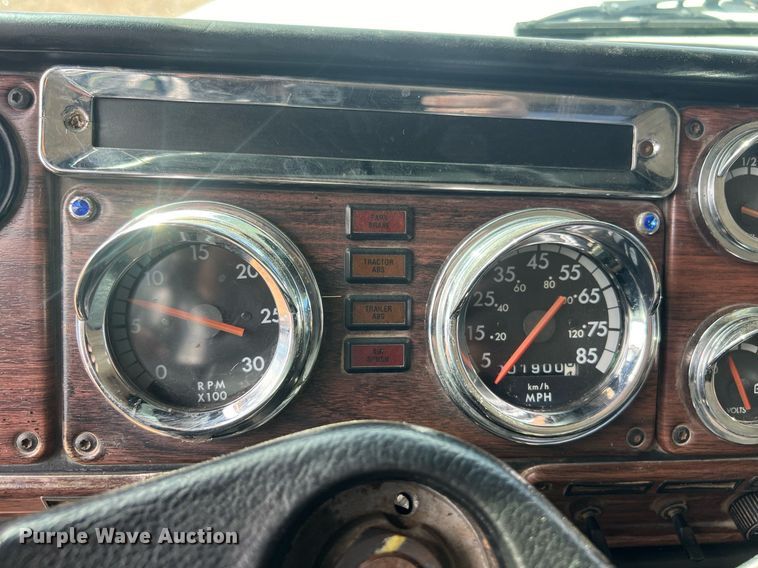 image for item ED2480 1999 Freightliner FLD semi truck