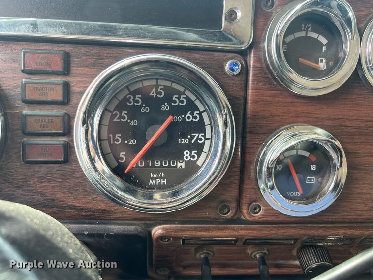 image for item ED2480 1999 Freightliner FLD semi truck