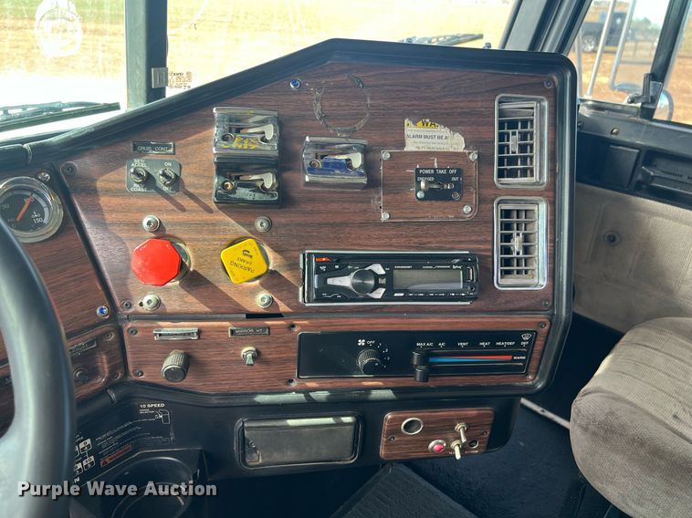 image for item ED2480 1999 Freightliner FLD semi truck