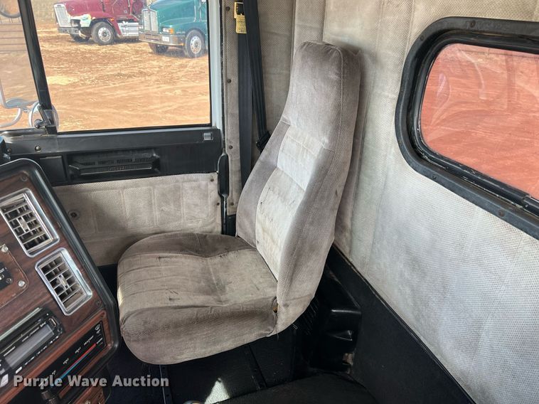 image for item ED2480 1999 Freightliner FLD semi truck