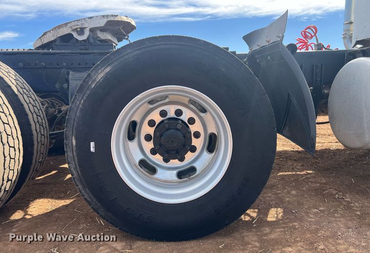 image for item ED2480 1999 Freightliner FLD semi truck