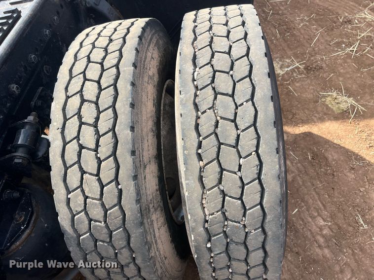 image for item ED2480 1999 Freightliner FLD semi truck