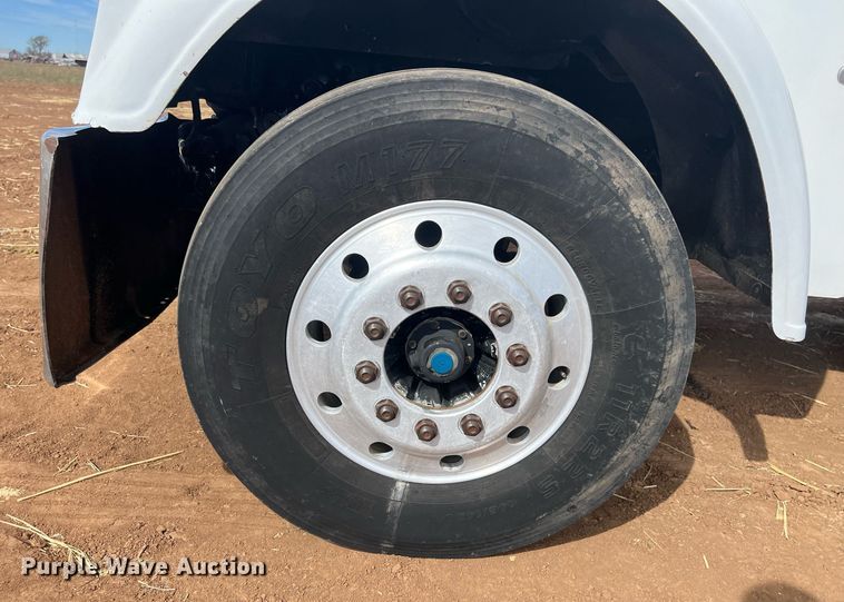 image for item ED2480 1999 Freightliner FLD semi truck