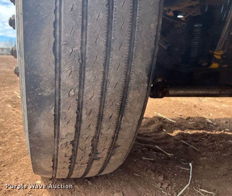 image for item ED2480 1999 Freightliner FLD semi truck