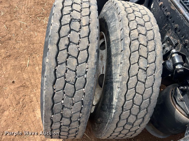 image for item ED2480 1999 Freightliner FLD semi truck