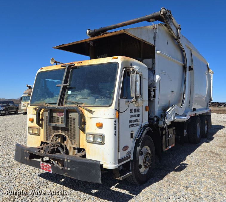 image for item ED2492 2005 Peterbilt 320 refuse truck