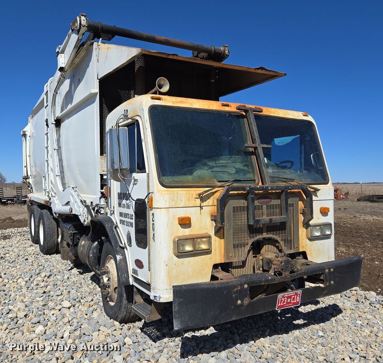 image for item ED2492 2005 Peterbilt 320 refuse truck