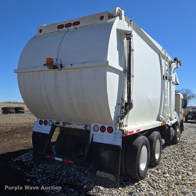 image for item ED2492 2005 Peterbilt 320 refuse truck