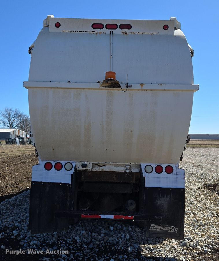 image for item ED2492 2005 Peterbilt 320 refuse truck