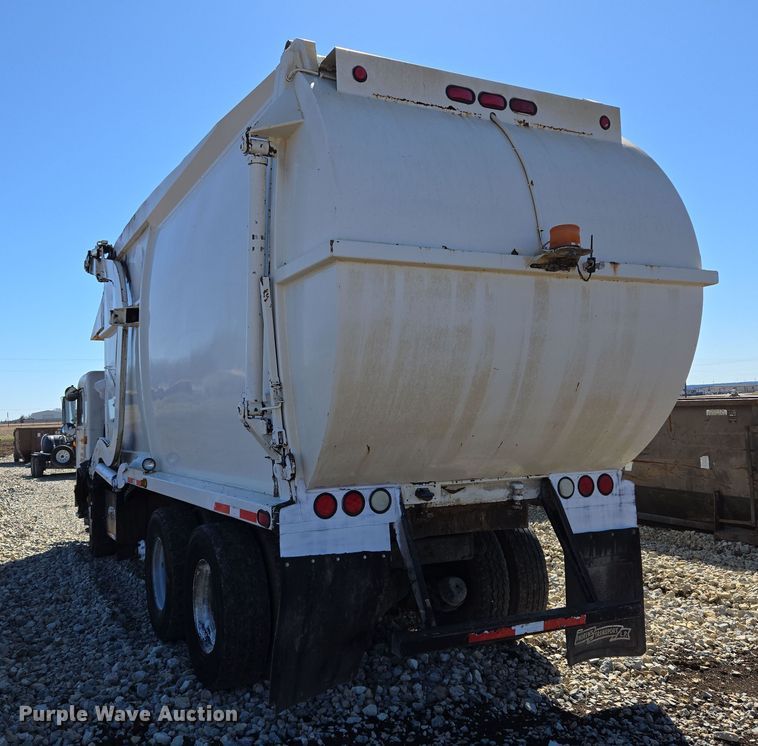 image for item ED2492 2005 Peterbilt 320 refuse truck