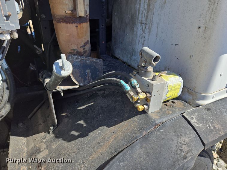 image for item ED2492 2005 Peterbilt 320 refuse truck