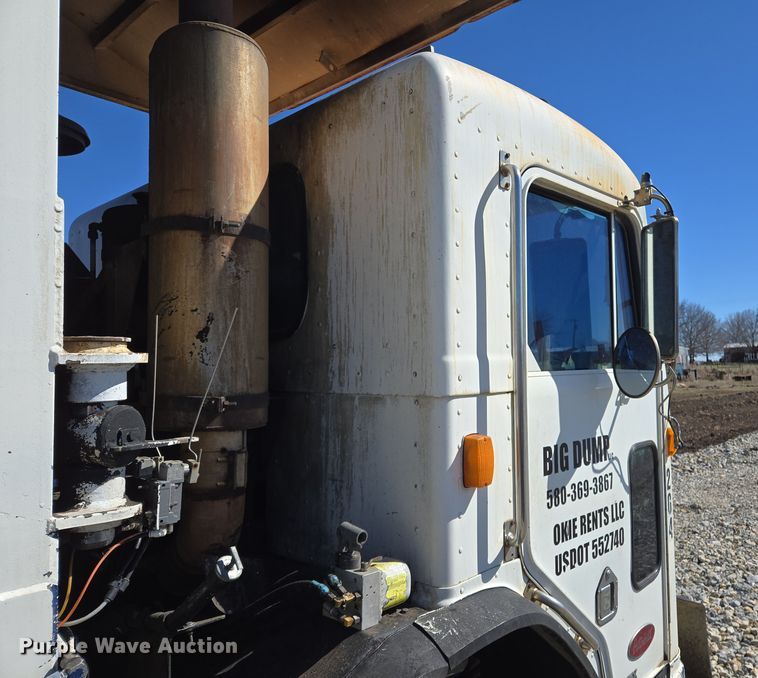 image for item ED2492 2005 Peterbilt 320 refuse truck