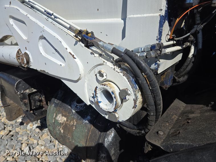 image for item ED2492 2005 Peterbilt 320 refuse truck