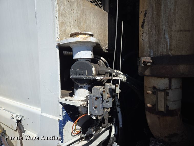 image for item ED2492 2005 Peterbilt 320 refuse truck