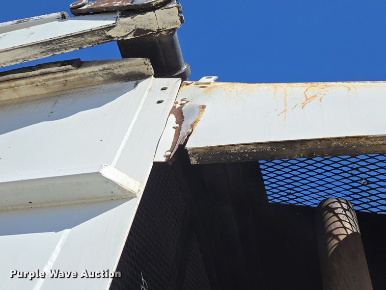 image for item ED2492 2005 Peterbilt 320 refuse truck