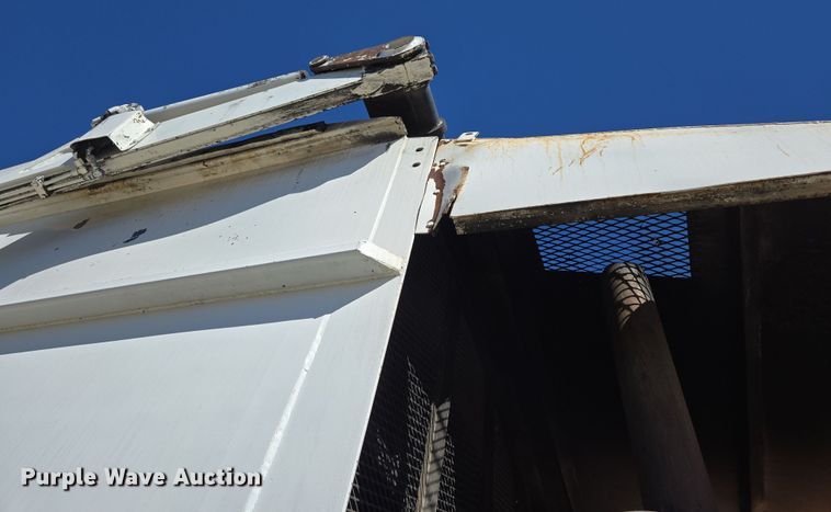 image for item ED2492 2005 Peterbilt 320 refuse truck