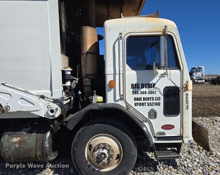 image for item ED2492 2005 Peterbilt 320 refuse truck