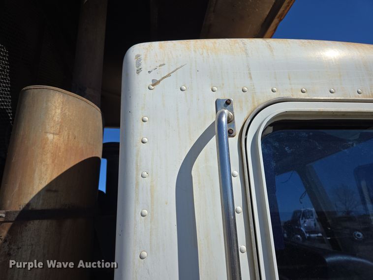 image for item ED2492 2005 Peterbilt 320 refuse truck