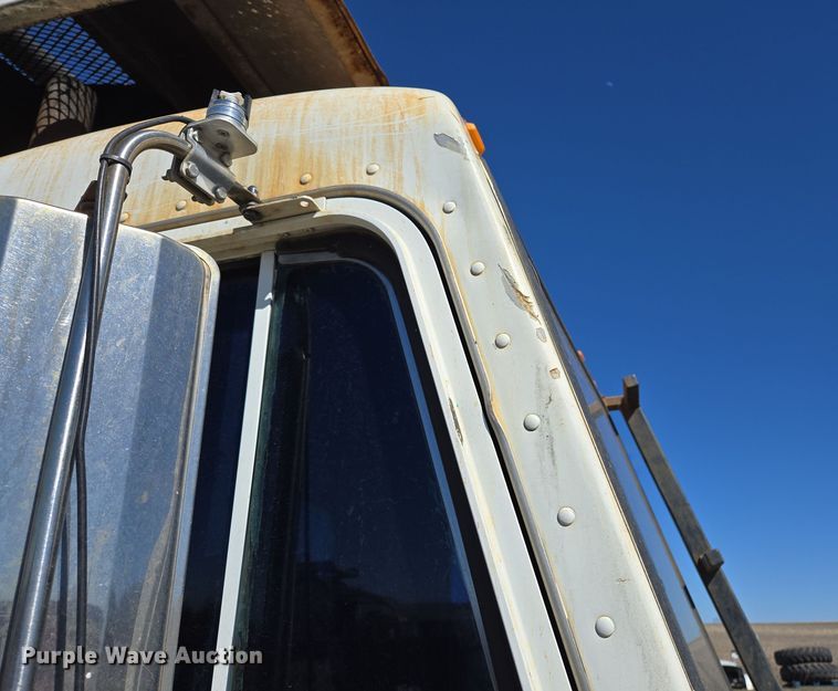 image for item ED2492 2005 Peterbilt 320 refuse truck