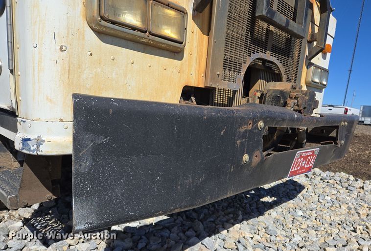 image for item ED2492 2005 Peterbilt 320 refuse truck