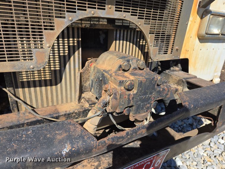 image for item ED2492 2005 Peterbilt 320 refuse truck