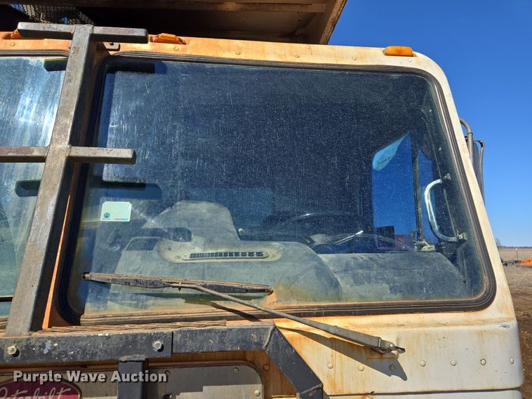 image for item ED2492 2005 Peterbilt 320 refuse truck