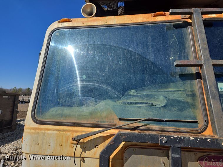 image for item ED2492 2005 Peterbilt 320 refuse truck