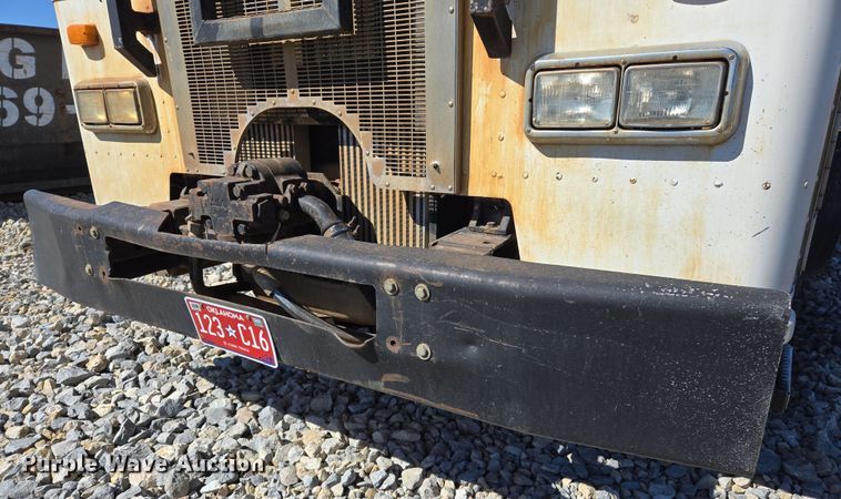 image for item ED2492 2005 Peterbilt 320 refuse truck