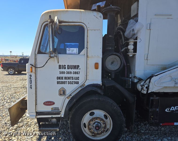 image for item ED2492 2005 Peterbilt 320 refuse truck